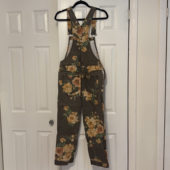Free People “We The Free” The Boyfriend Floral Printed Denim Overalls Size 25 - Picture 3 of 4